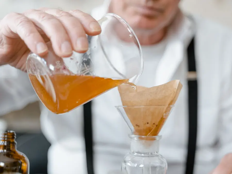 Kâğıt süzgeçli huniden süzülen amber renkli sıvı