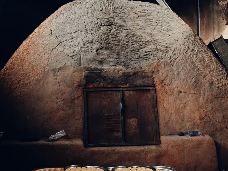Kil ve tuğladan örülmüş geleneksel kubbeli fırın